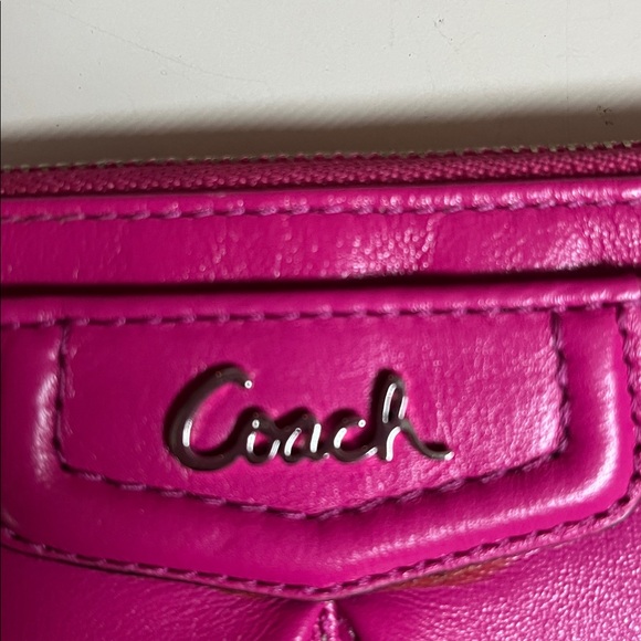 NWT Coach Fuchsia leather wristlet. - Picture 3 of 7